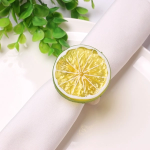 Dettaglio portatovagliolo a fetta di limone su lino con texture in resina gialla