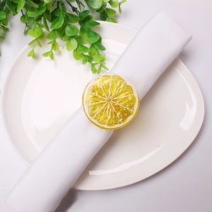 Portatovaglioli realistico a fetta di limone per una decorazione tavola elegante.