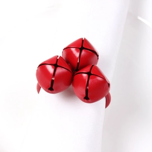 Rond de serviette de Noël rouge avec trois clochettes sur un support en métal