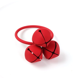 Rond de serviette de Noël avec trois cloches rouges et un anneau élastique sur fond blanc