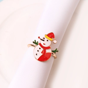 Détail du rond de serviette bonhomme de neige en émail coloré et métal doré brillant