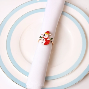 Détail du rond de serviette bonhomme de neige de Noël avec écharpe rouge sur linge