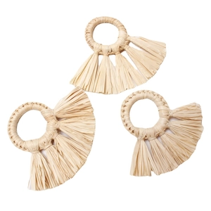 Set van drie handgemaakte raffia servetringen met natuurlijke franjes op witte basis