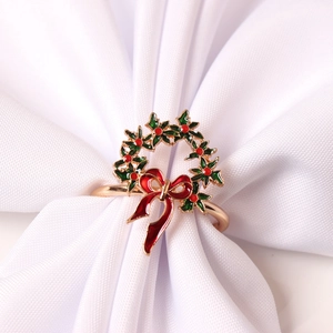 Détail d'un rond de serviette couronne de Noël avec baies rouges et nœud rouge festif
