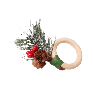 Rond de serviette de Noël en cèdre avec baies rouges et pommes de pin enneigées