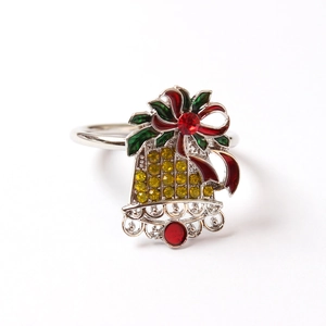 Détail du rond de serviette cloche de Noël avec nœud rouge et strass dorés brillants