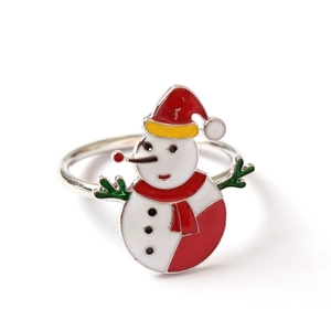 Vue détaillée d'un rond de serviette bonhomme de neige en métal avec émail coloré