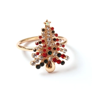 Détail d'une bague sapin de Noël dorée ornée de strass multicolores scintillants