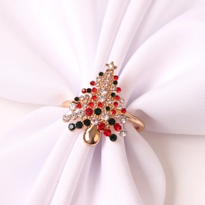 Détail du rond de serviette sapin de Noël avec strass colorés sur tissu blanc pur