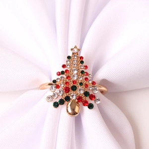 Vue détaillée d'un rond de serviette sapin de Noël doré avec des strass colorés