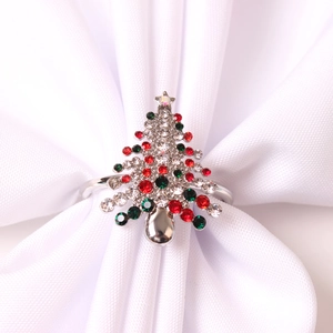 Détail d'un rond de serviette sapin de Noël avec strass rouges et verts sur tissu