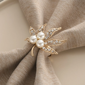 Maple Leaf Napkin Rings Alloy Rhinestone Imitation Artificial Pearl Hollow Design Luxury Table Decor For Wedding Hotel Restaurant