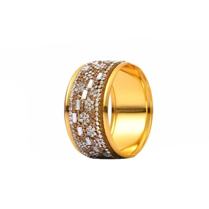 Detalle del servilletero dorado con brillantes diamantes de imitación y cristales de circón