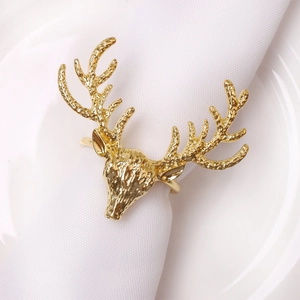Detailansicht goldener Hirsch-Serviettenring aus Metall mit Hammerschlag-Optik auf Stoff