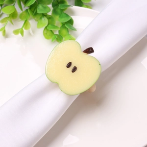 Gros plan d'un rond de serviette en tranche de pomme sur un tissu blanc