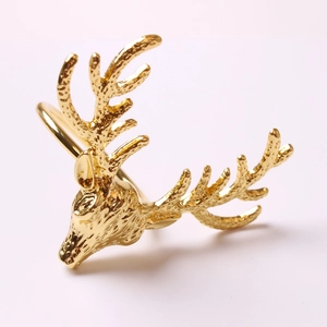 Eleganter goldener Serviettenring mit Hirschkopf-Motiv für die weihnachtliche Tischdekoration