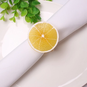 Vue détaillée d'un rond de serviette en forme de citron réaliste sur une serviette blanche