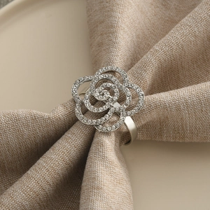 Elegante portatovagliolo a rosa traforata in metallo argento con strass brillanti