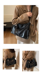 Detail der mattschwarzen Shopper-Tasche mit weißen Kontrastnähten und Fransen-Anhänger