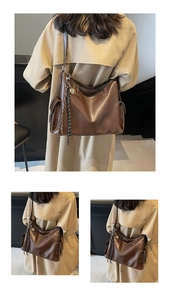 Detail der braunen Vintage Hobo-Tasche mit geflochtenem Quasten-Anhänger und Seitentasche