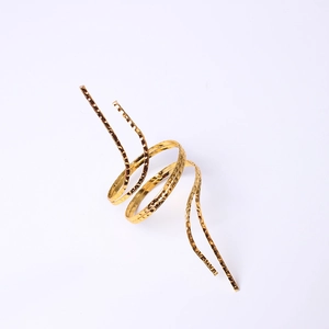 Golden spiral metal napkin ring with hammered texture for elegant hotel table decoration