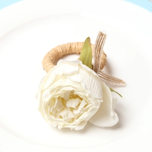 Serviettenring mit weißer Seidenrose, Raffia-Schleife und gewebtem Sockel für Tische