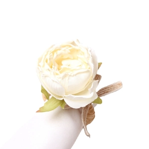 Eleganter Serviettenring mit weißer Seidenrose und Raffia-Schleife für die Tischdekoration