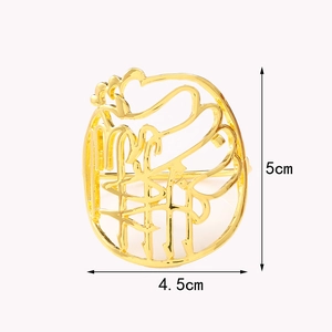 Rond de serviette doré ajouré avec calligraphie arabe pour décoration de mariage