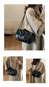 Détails du sac matelassé noir avec fermoir doré et bandoulière en chaîne élégante