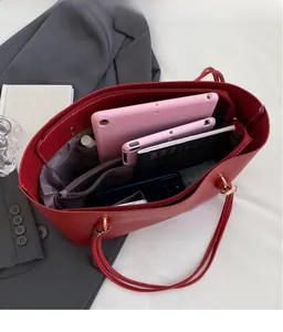 Vue intérieure d'un cabas rouge avec compartiments pour tablettes et carnets de notes