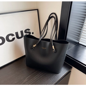 Détail du sac cabas noir avec logo doré CARLES & LOVE et boucle métallique dorée
