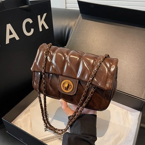 Sac à bandoulière en cuir marron matelassé avec chaîne dorée dans un coffret cadeau