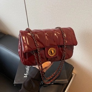 Sac bandoulière élégant en cuir matelassé bordeaux avec chaîne et finition brillante