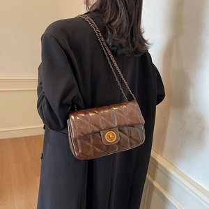 Sac à bandoulière marron en cuir ciré avec losanges et chaîne dorée