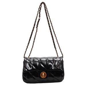 Sac à bandoulière noir en cuir ciré avec motif matelassé et chaîne dorée chic