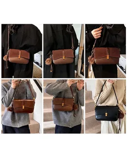 Vistas detalladas del bolso bandolera retro con hebilla metálica y pompón decorativo
