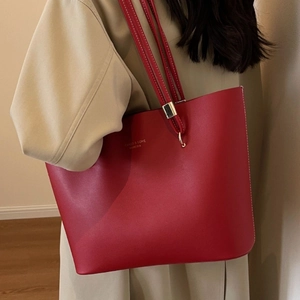 Grand sac fourre-tout de mariage rouge pour mariée avec lettrage doré et anses réglables