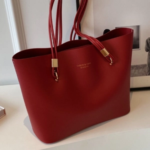 Grand sac cabas de mariage rouge élégant avec détails dorés et design minimaliste chic
