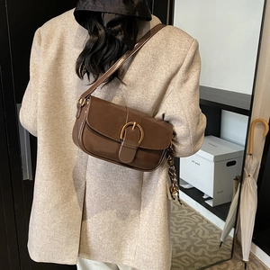 Retro braune Achseltasche aus Leder mit goldener D-Schnalle und elegantem Karoschal