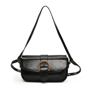 Minimalistische schwarze Schultertasche mit goldener Hufeisenschnalle im Retro-Look