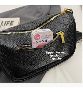 Détail du sac polochon en cuir noir tressé montrant la poche zippée et la capacité intérieure