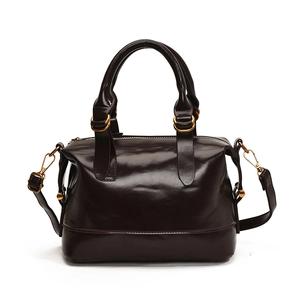 Borsa a secchiello classica in pelle lucida marrone scuro con dettagli dorati