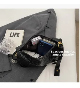 Vue détaillée de l'intérieur du sac tissé noir montrant une grande capacité de rangement