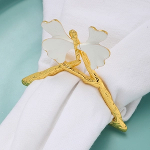 Servilletero rama dorada con hojas de ginkgo blancas para decoración de mesas