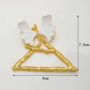 Servilletero mariposa triangular dorado con hojas de ginkgo blancas, decoro de 9cm