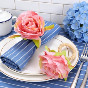Ronds de Serviette Roses Roses Faits à la Main Avec Boucle en Raphia Tissé Pour la Saint Valentin Mariage Fête Décoration de Table Porte Serviette Floral
