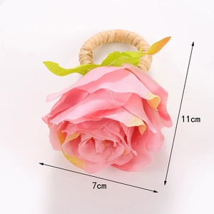 Rond de serviette avec rose rose en tissu et base en raphia, dimensions 11x7cm