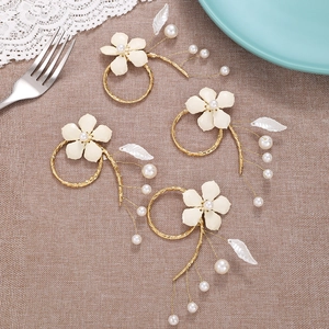 Handgefertigte Blumen-Serviettenringe mit Perlen für elegante Hochzeitstisch-Deko