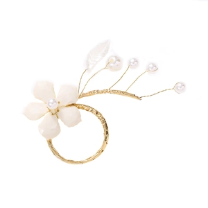 Handgefertigter Serviettenring mit Perlenblumen aus Kupferdraht für elegante Tische