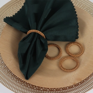 Lot de 4 ronds de serviette en rotin tressé à la main pour une décoration de table élégante
